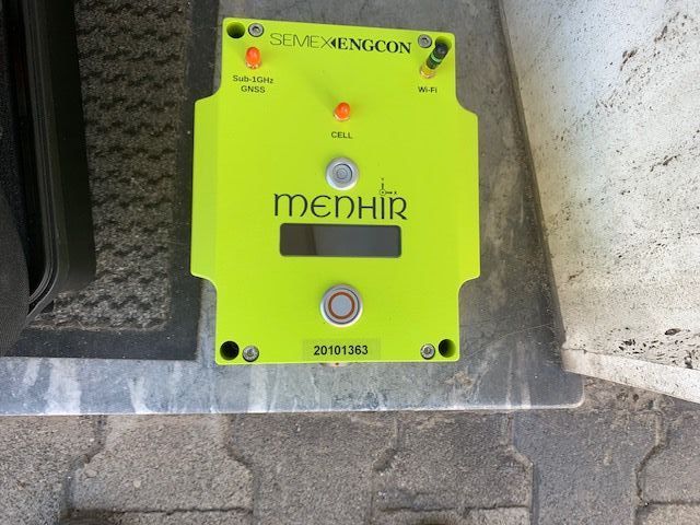 Ein gelbes Gerät mit dem Wort Menhir darauf