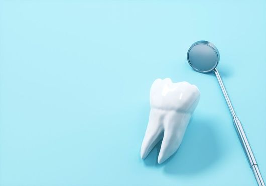 dente e specchietto per bocca