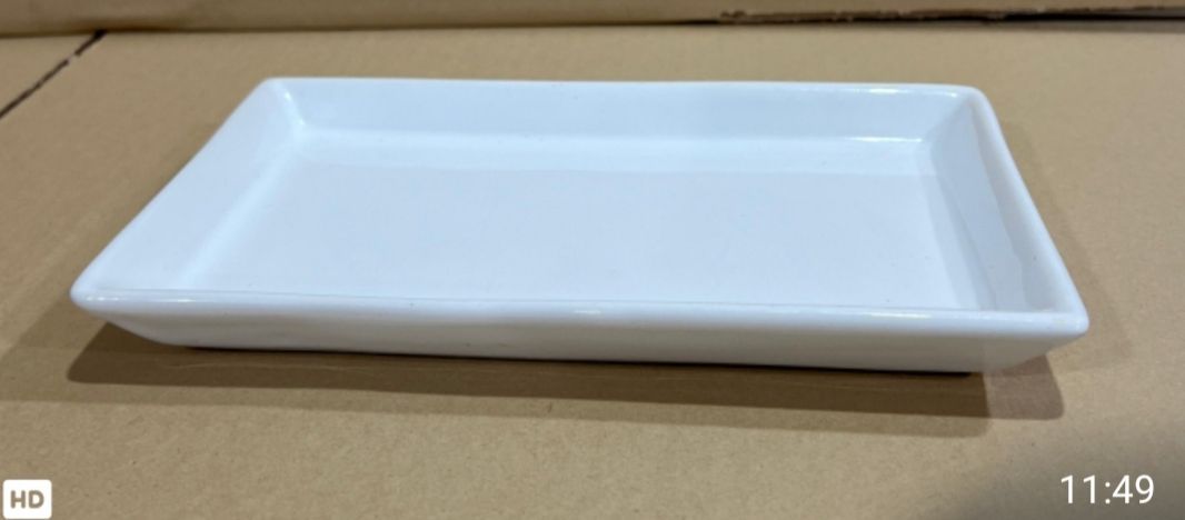 Plato rectangular de cerámica de color blanco.