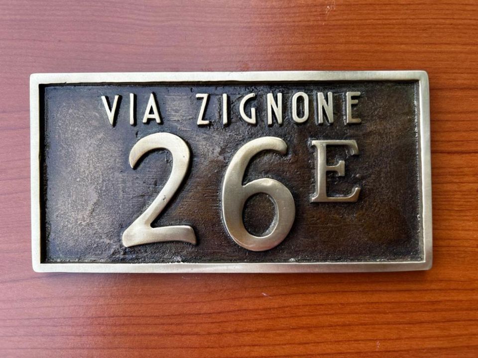 Numero civico in bronzo