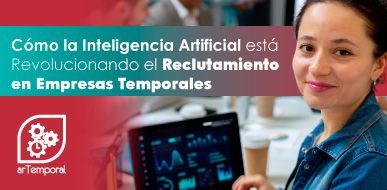 Mujer trabajando en computador con ayuda de AI para reclutamiento de personal