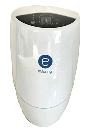 Un sistema di purificazione dell'acqua eSpring di forma ovale e di colore bianco, stagliato su uno sfondo bianco.