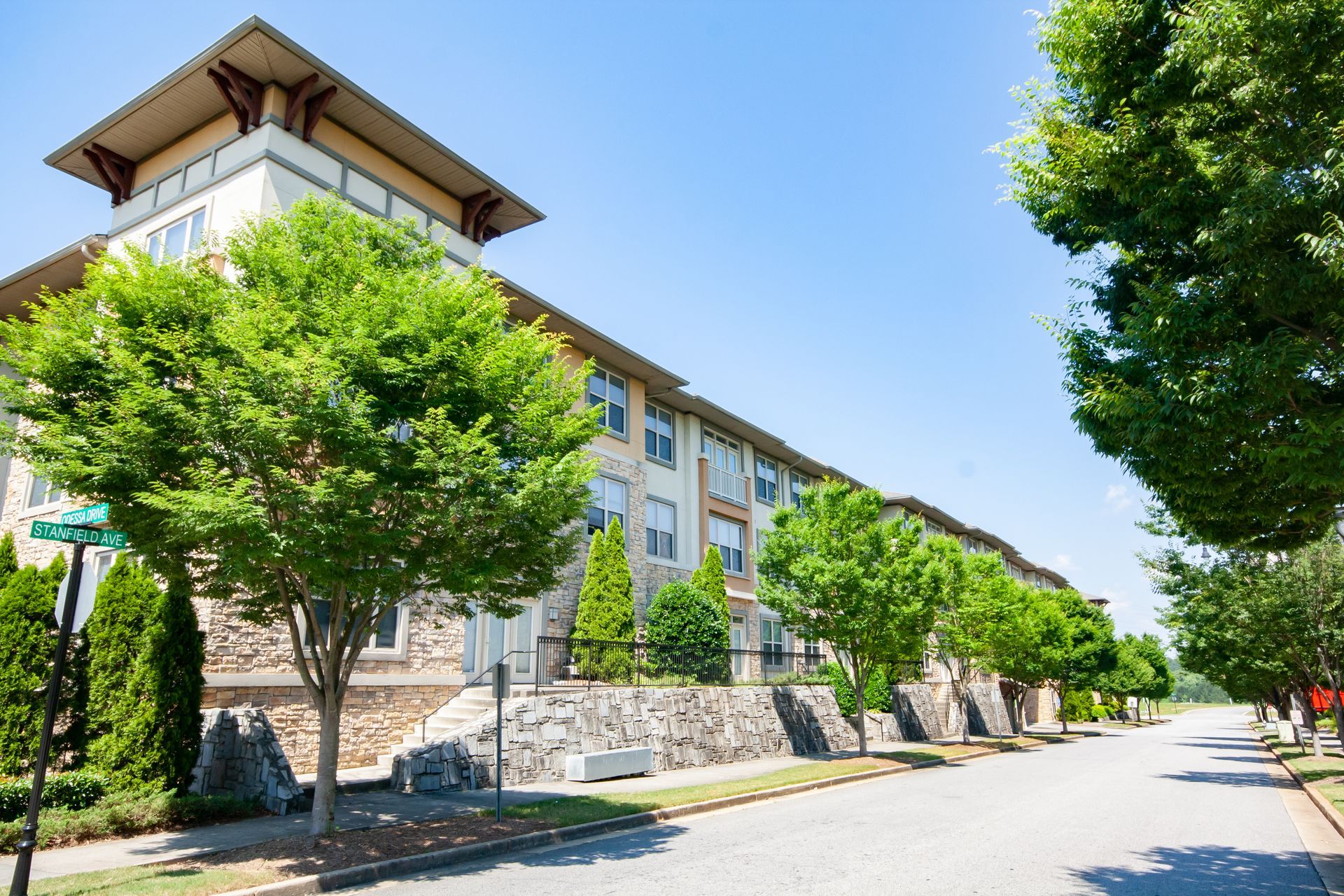 Aspen Ridge Apartments exterior courtyard