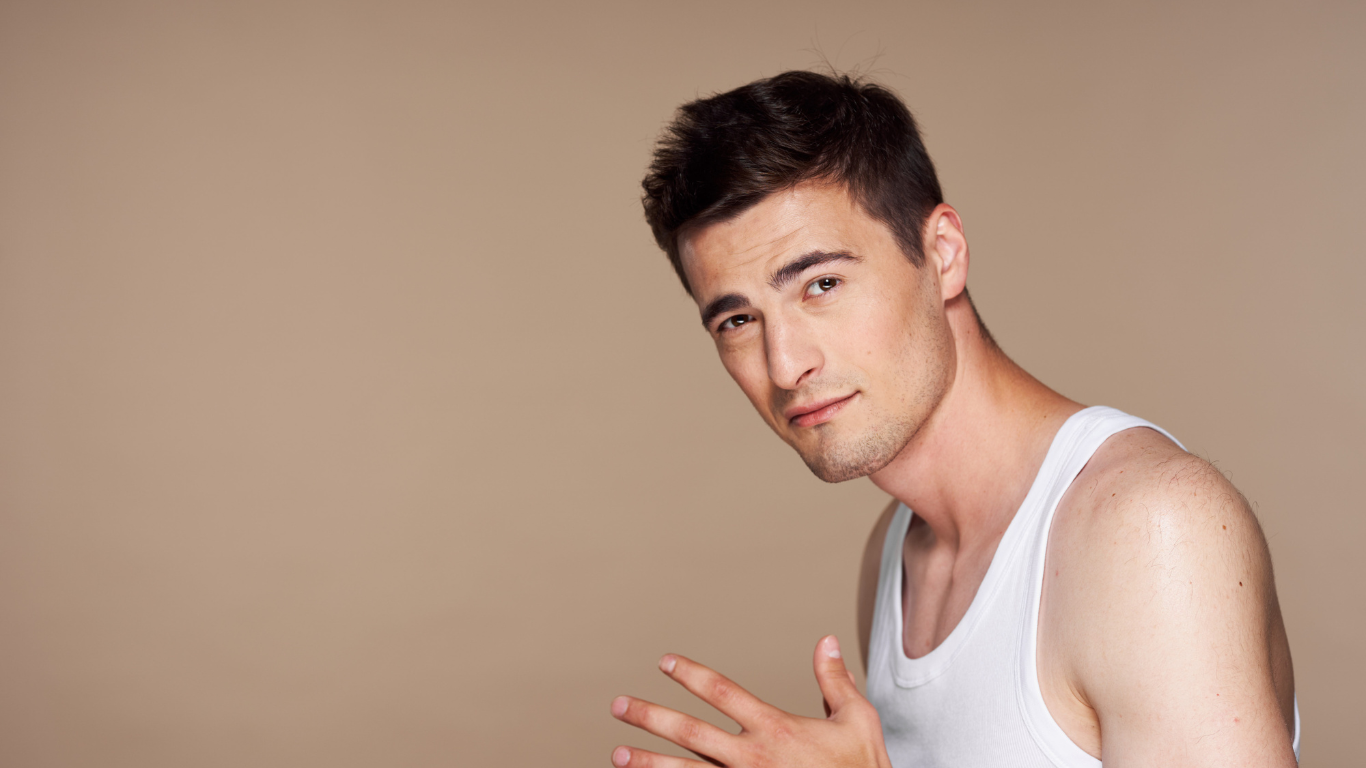 uomo con taglio capelli