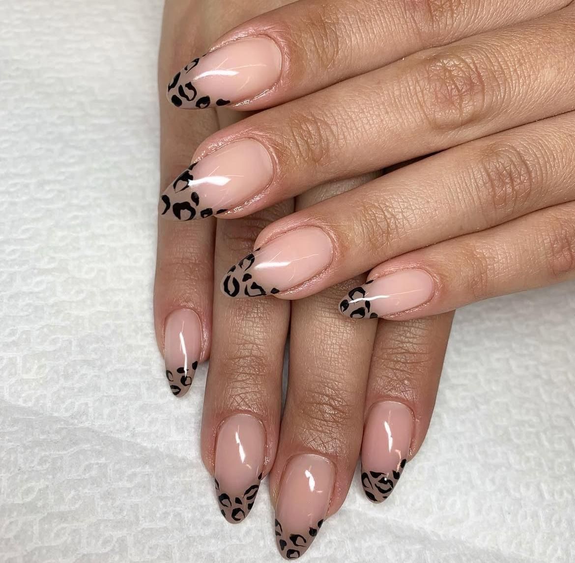 unghie nude e leopardate