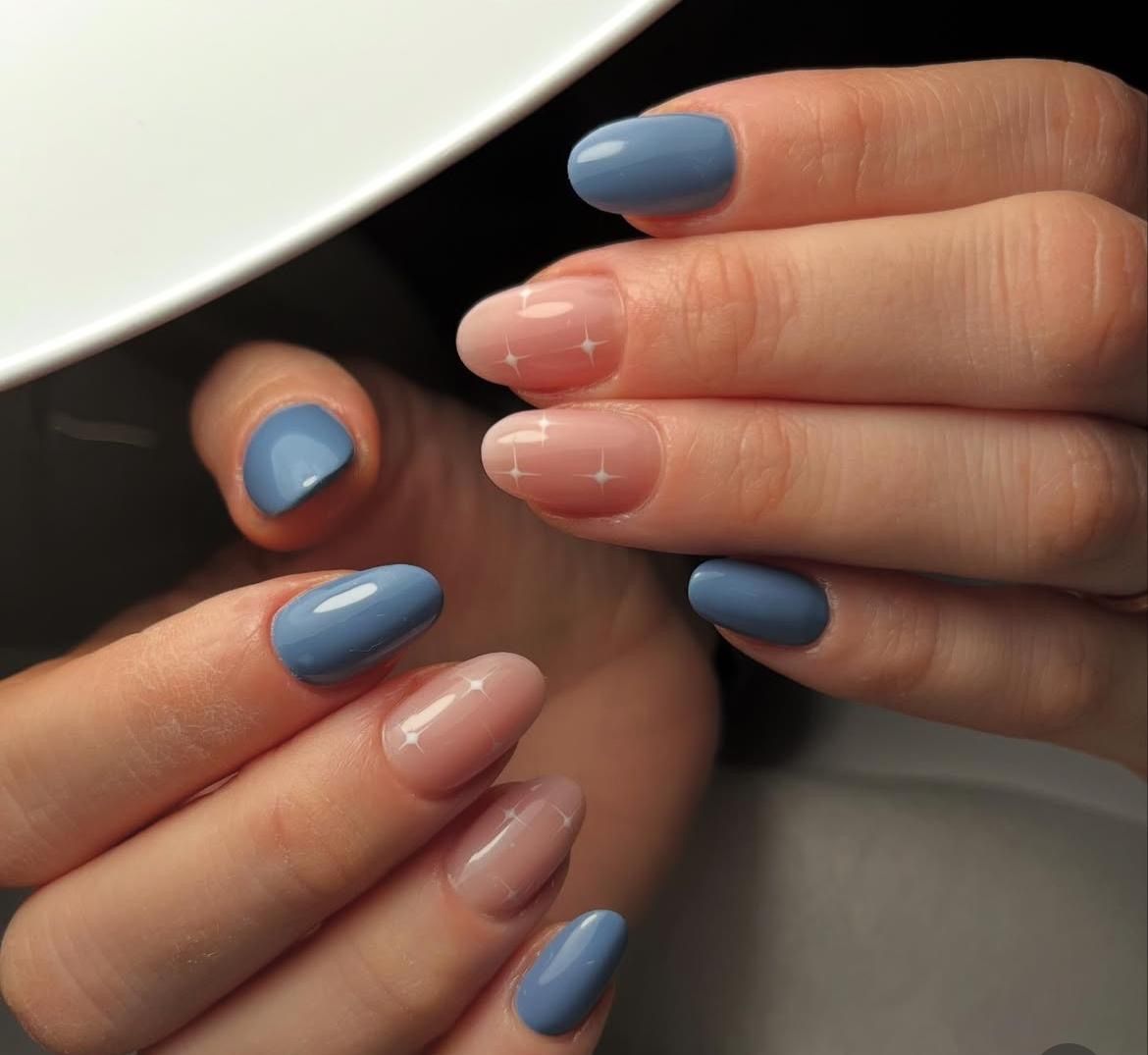 unghie nude con stelline e azzurre