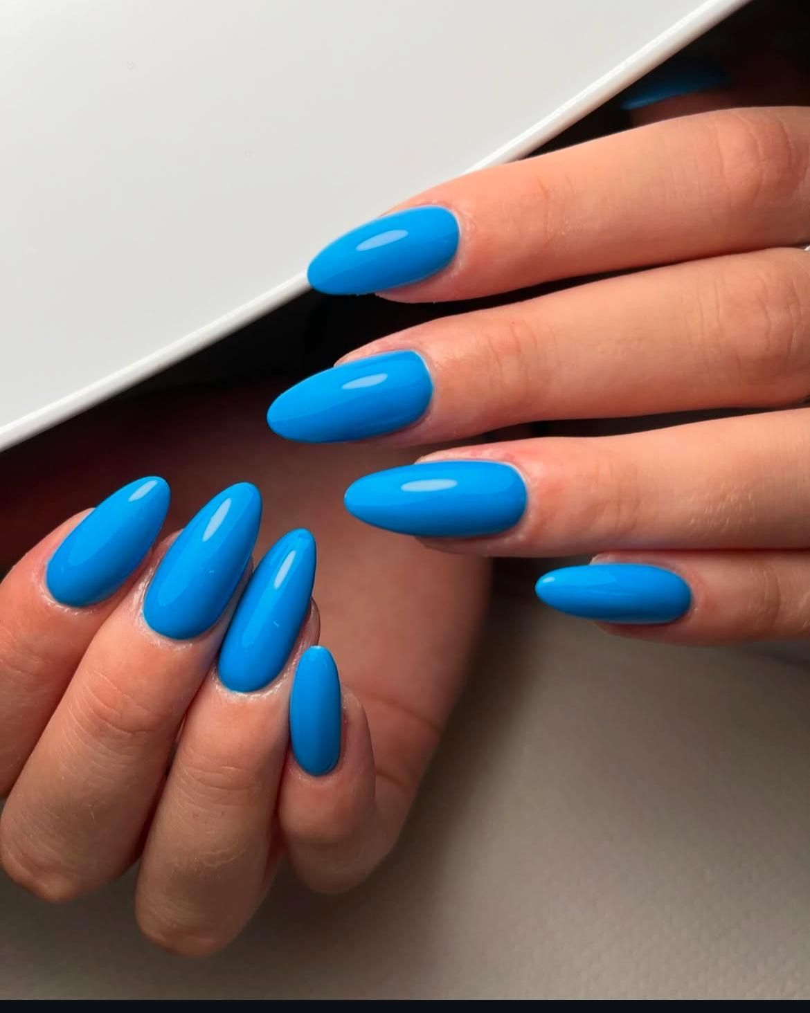 unghie azzurre