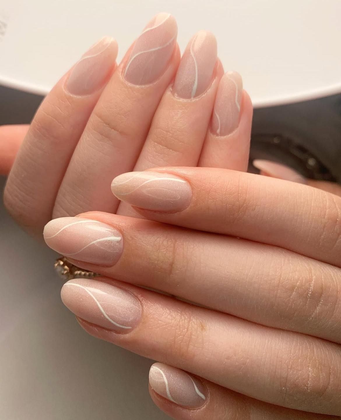 unghie nude con filamenti bianchi