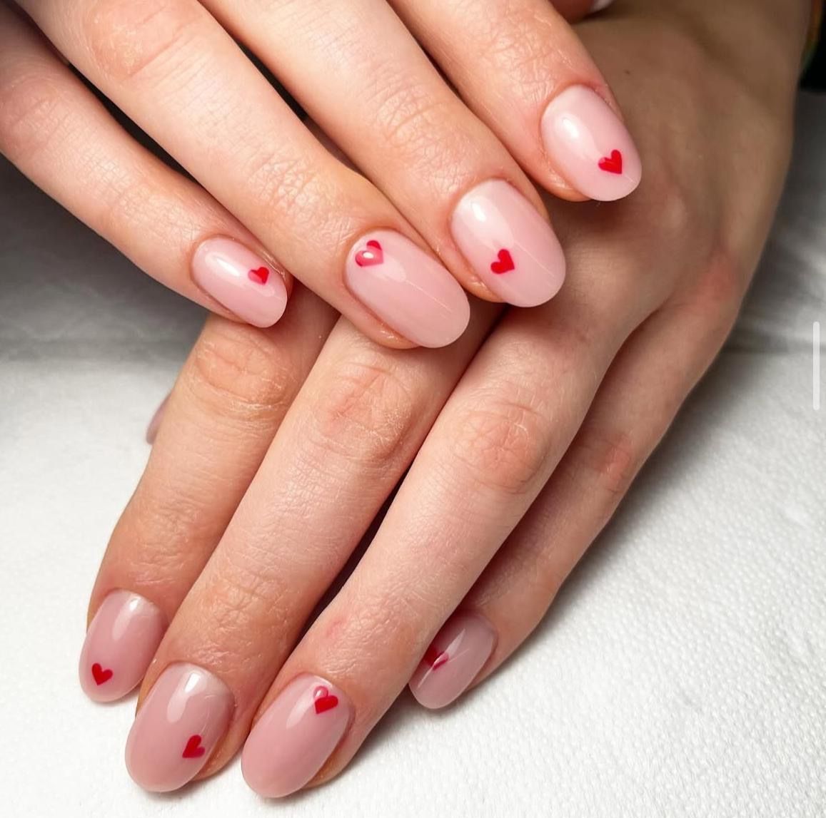 unghie rosa con cuori fucsia