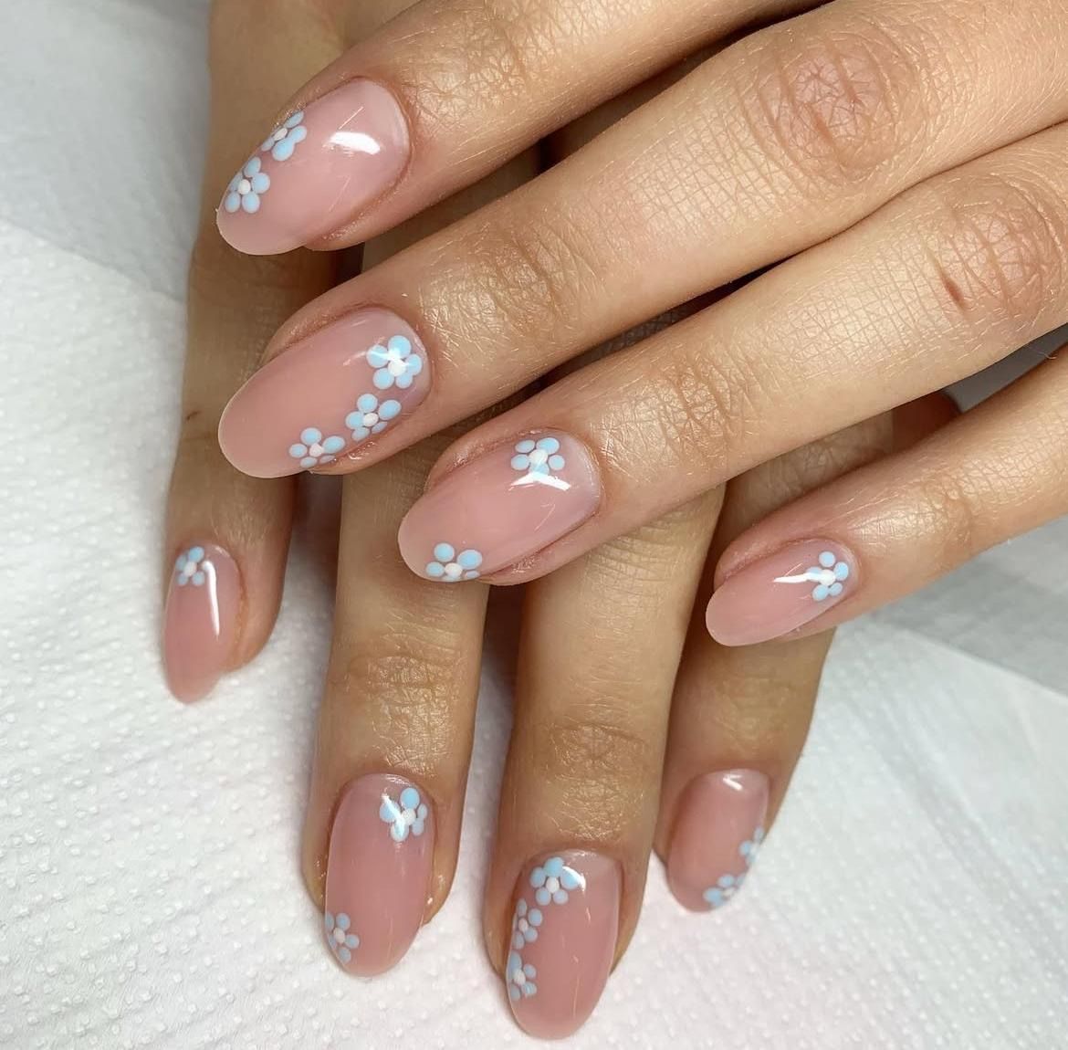 unghie nude con fiori azzurri
