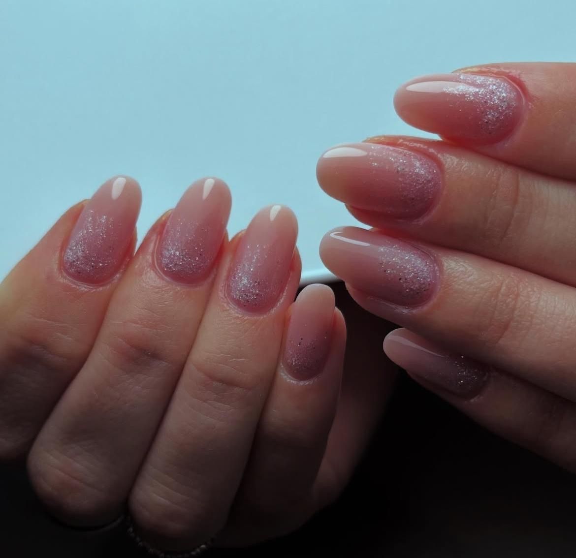 unghie rosa con brillantini