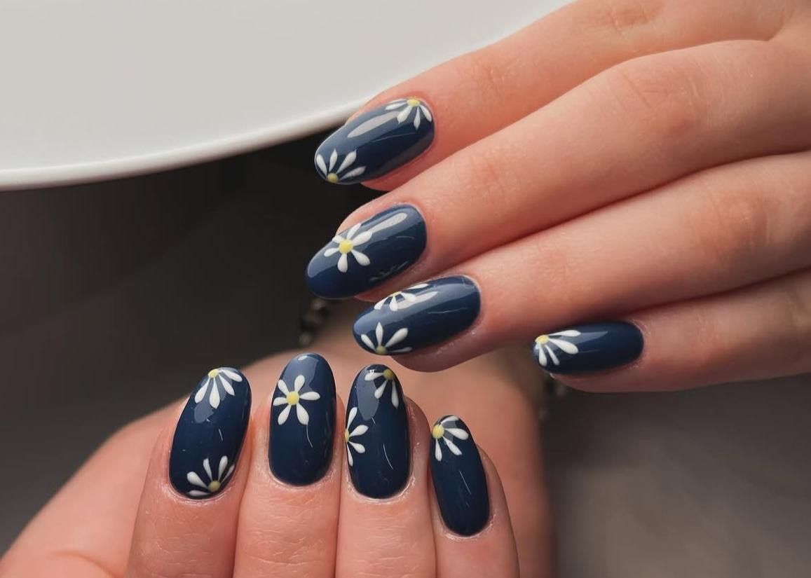 manicure blu con margherite