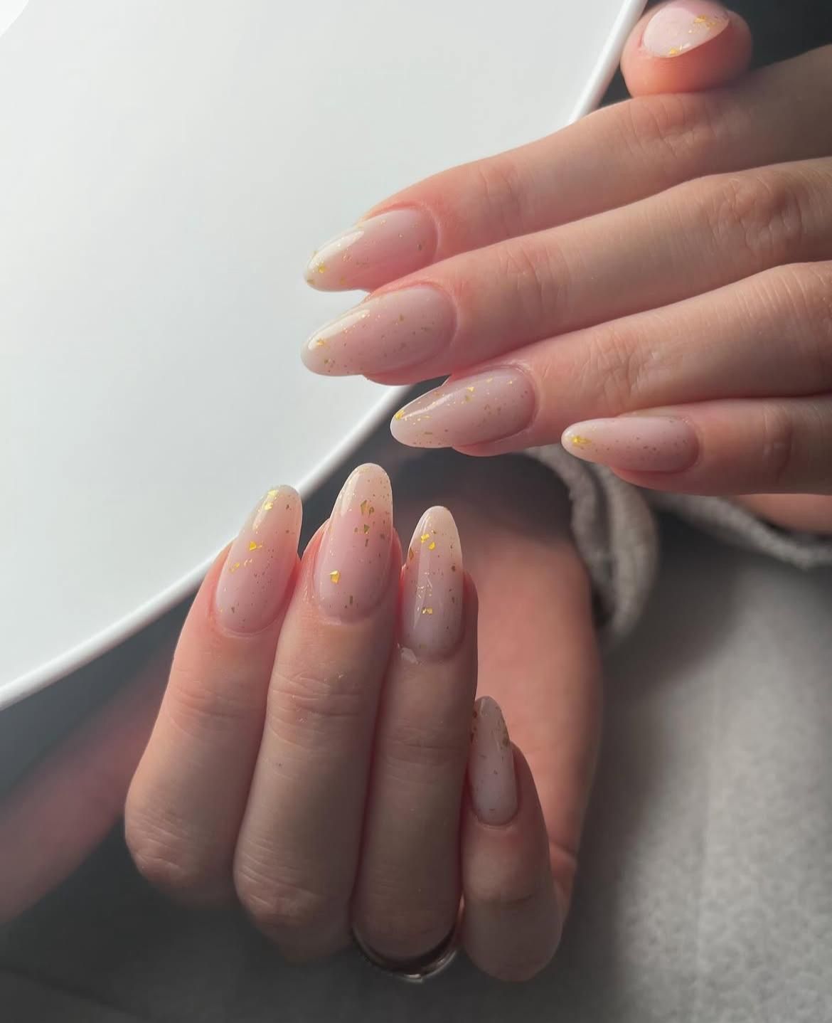 manicure colore neutro con brillantini
