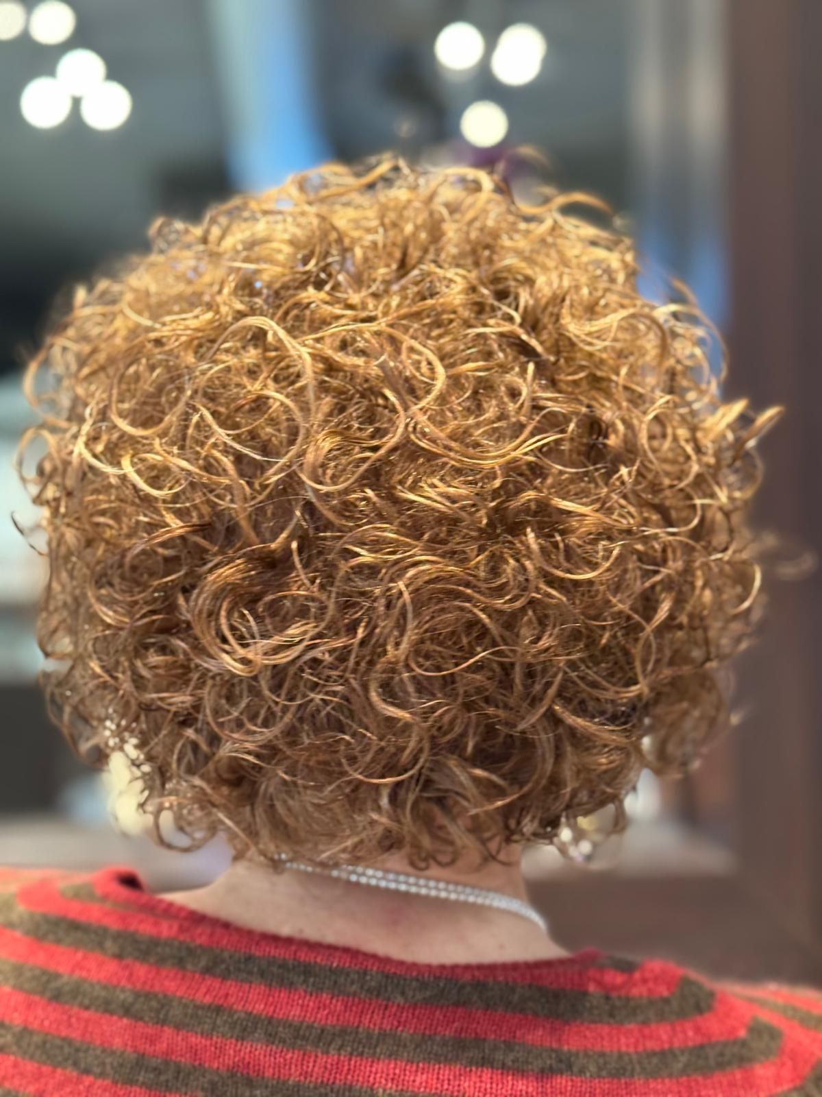 capelli ricci biondi e corti