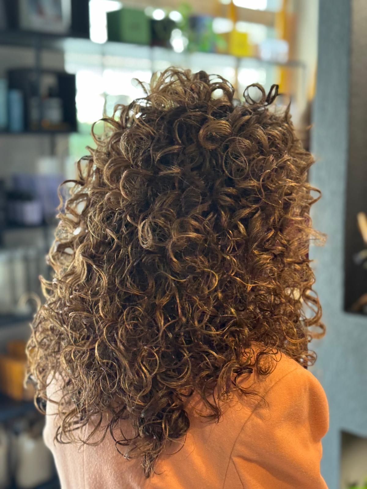 capelli ricci castano caldo