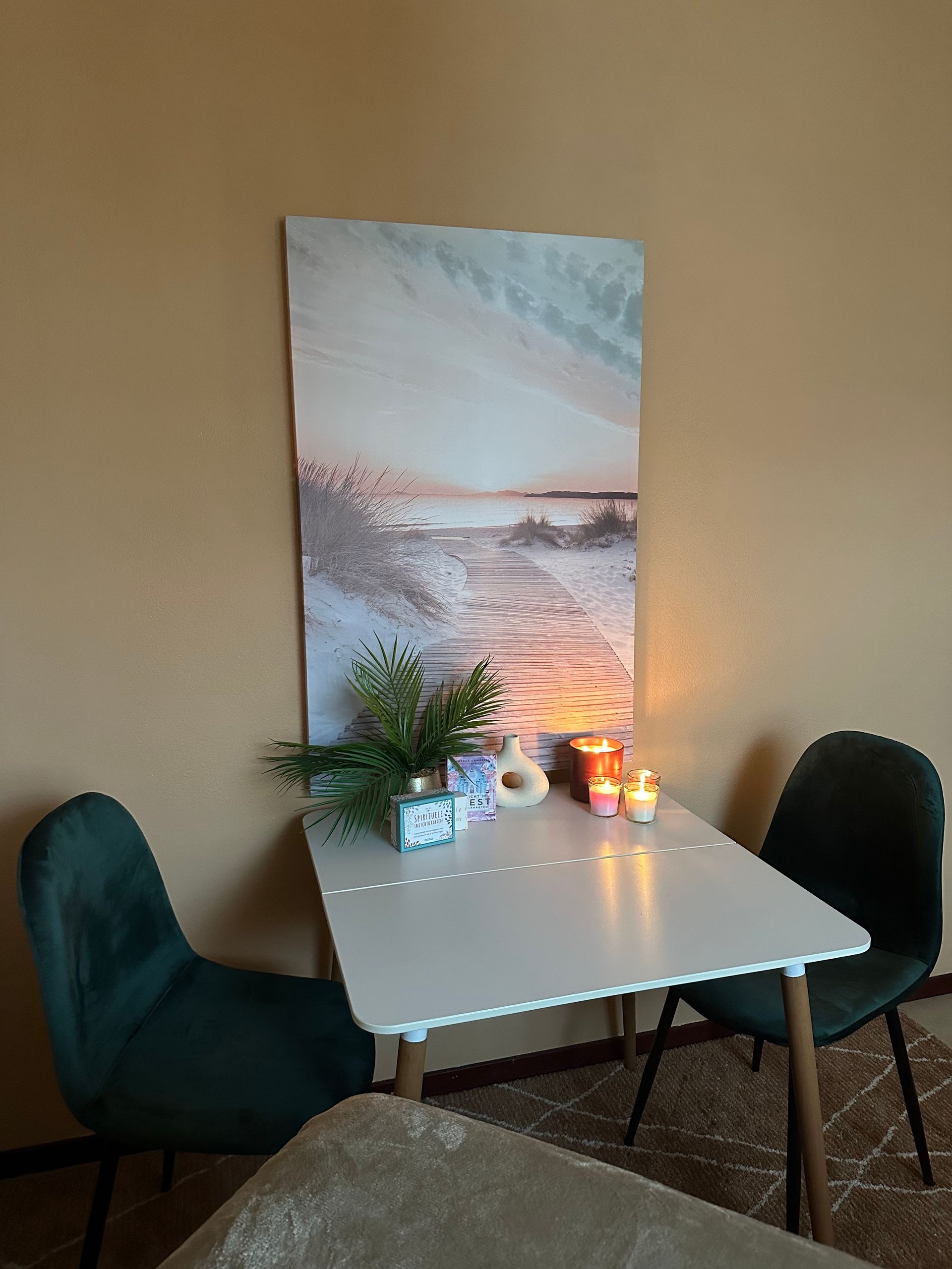 Een macramé lamp die aan het plafond hangt in een kamer naast een plant.