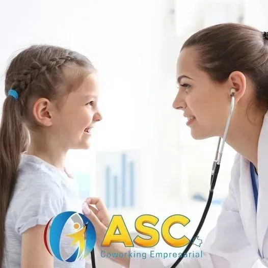 Un médico examina a un niño con un estetoscopio, sobre el cual se muestra el logotipo de ASC Coworking Empresarial.