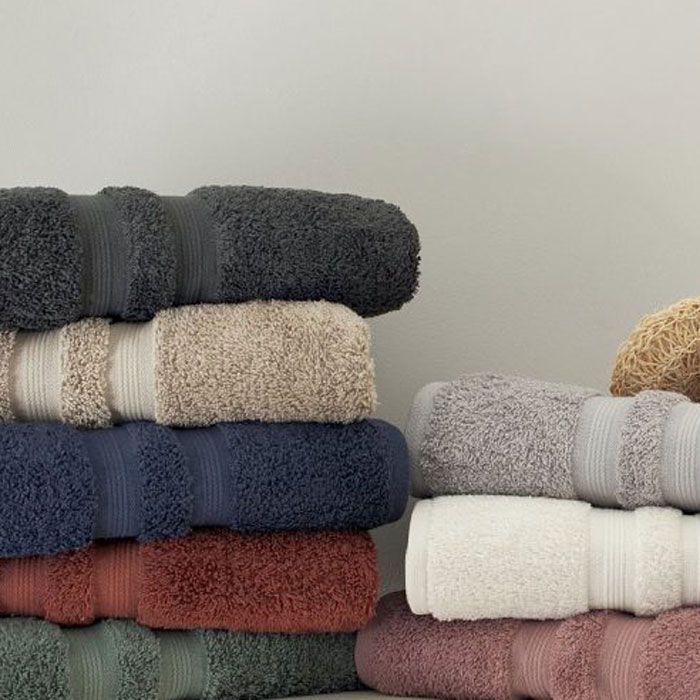 Montones de toallas de baño de colores.