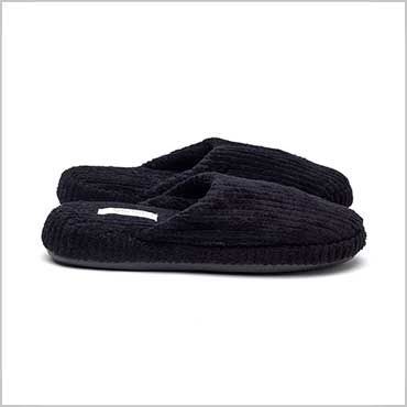 Un par de zapatillas negras de pana.