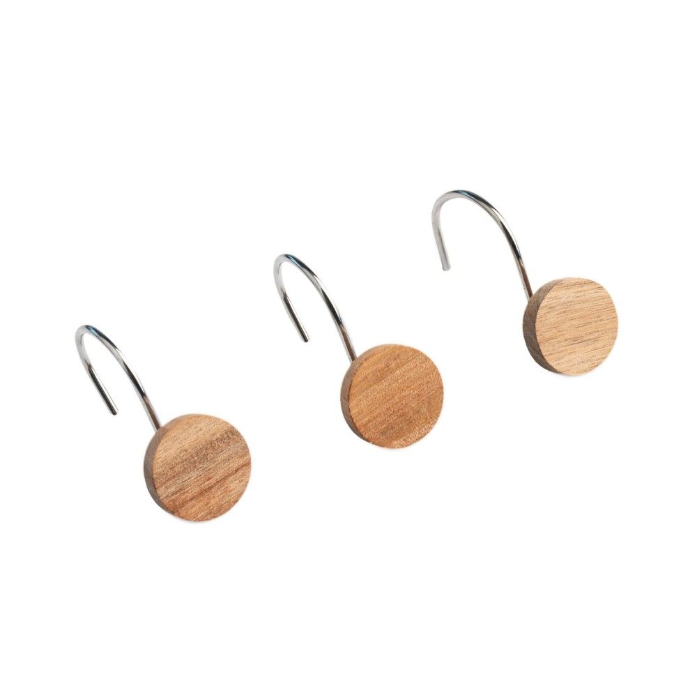Tres ganchos de madera para cortina de ducha con ganchos metálicos plateados.