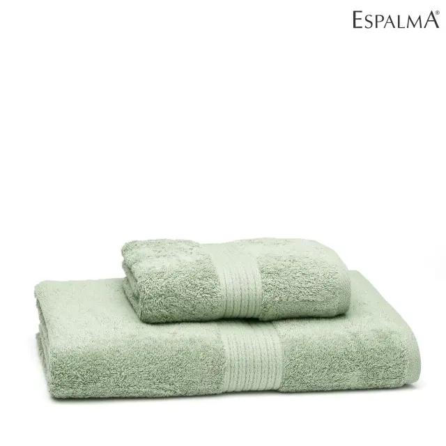 Dos toallas de baño Espalma color beige, una doblada sobre la otra.