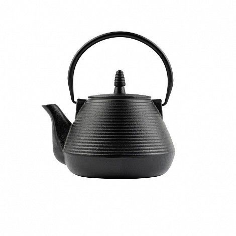 Tetera de hierro fundido negro con asa curva y cuerpo estriado.
