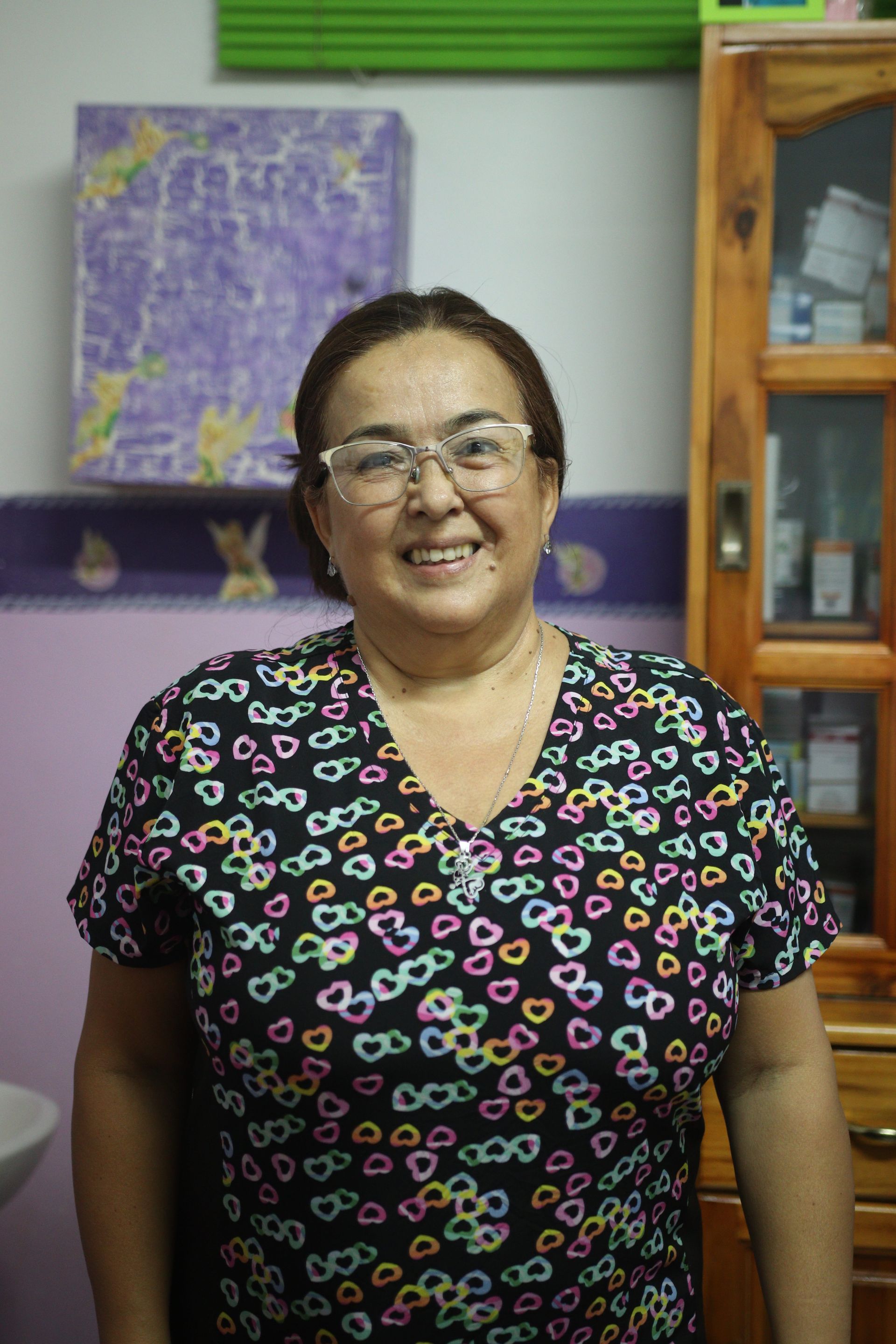 mujer sonrie con gafas