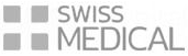 Logotipo de Swiss Medical en gris con cuatro iconos cuadrados y texto sobre fondo blanco.
