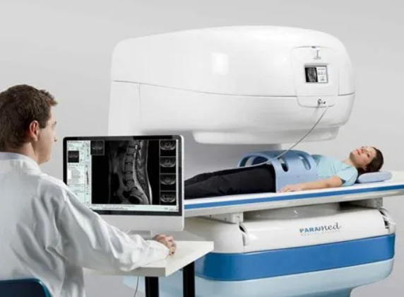 In una stanza d'ospedale c'è una grande macchina per la risonanza magnetica.