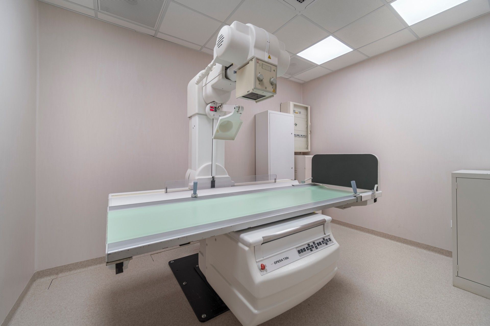 In una stanza d'ospedale c'è una macchina per i raggi X.