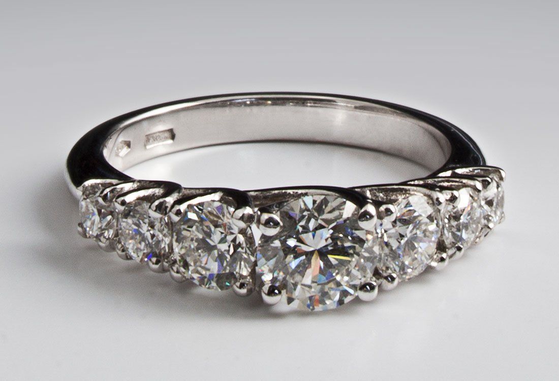 anello con diamanti