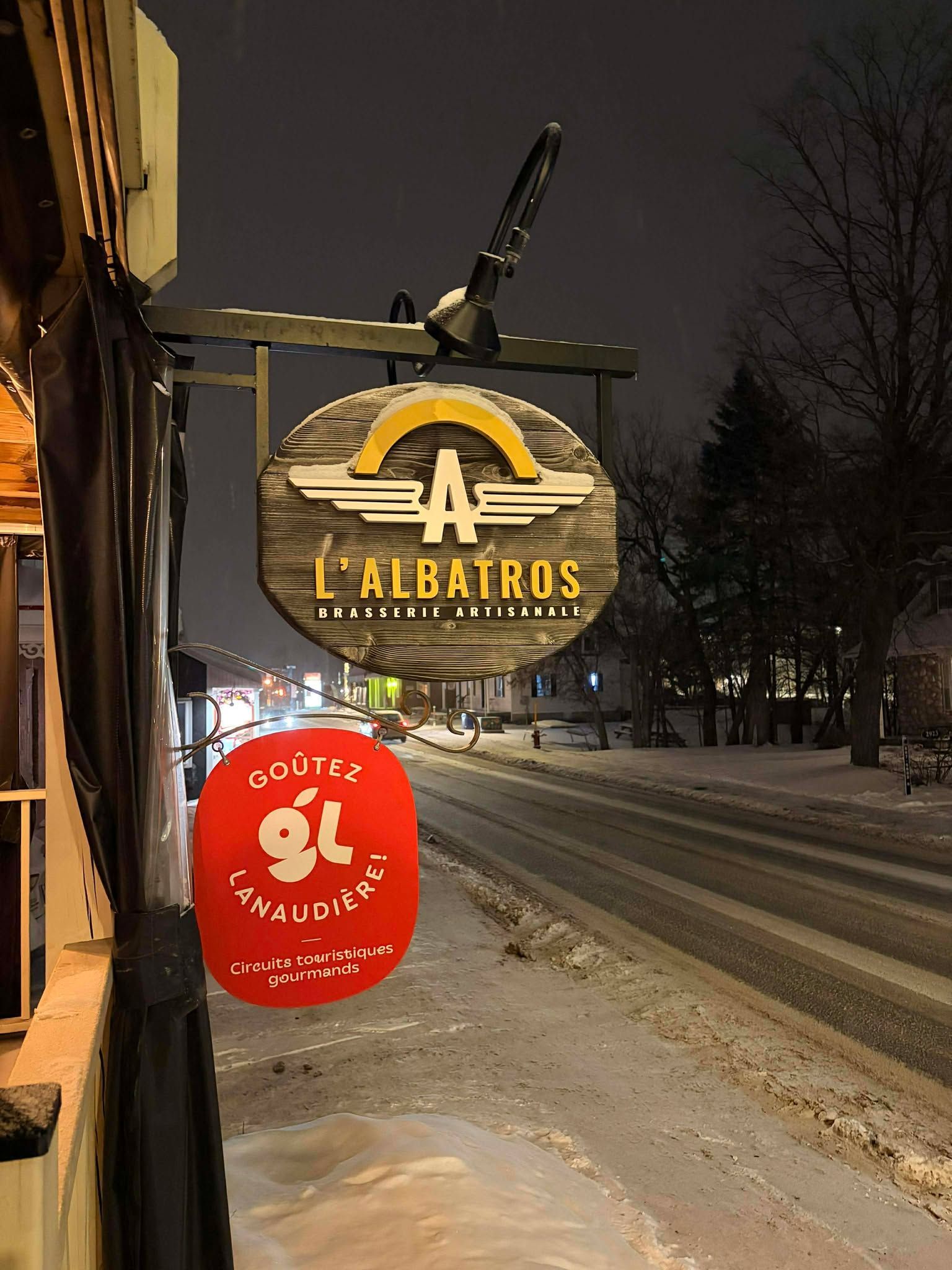 L'Albatros' sign outside the business