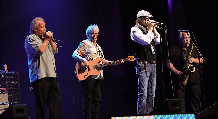 L'image peut contenir un saxophone, microphones, guitar, musiciens
