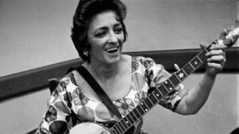 Femme souriante, jouant de la guitare