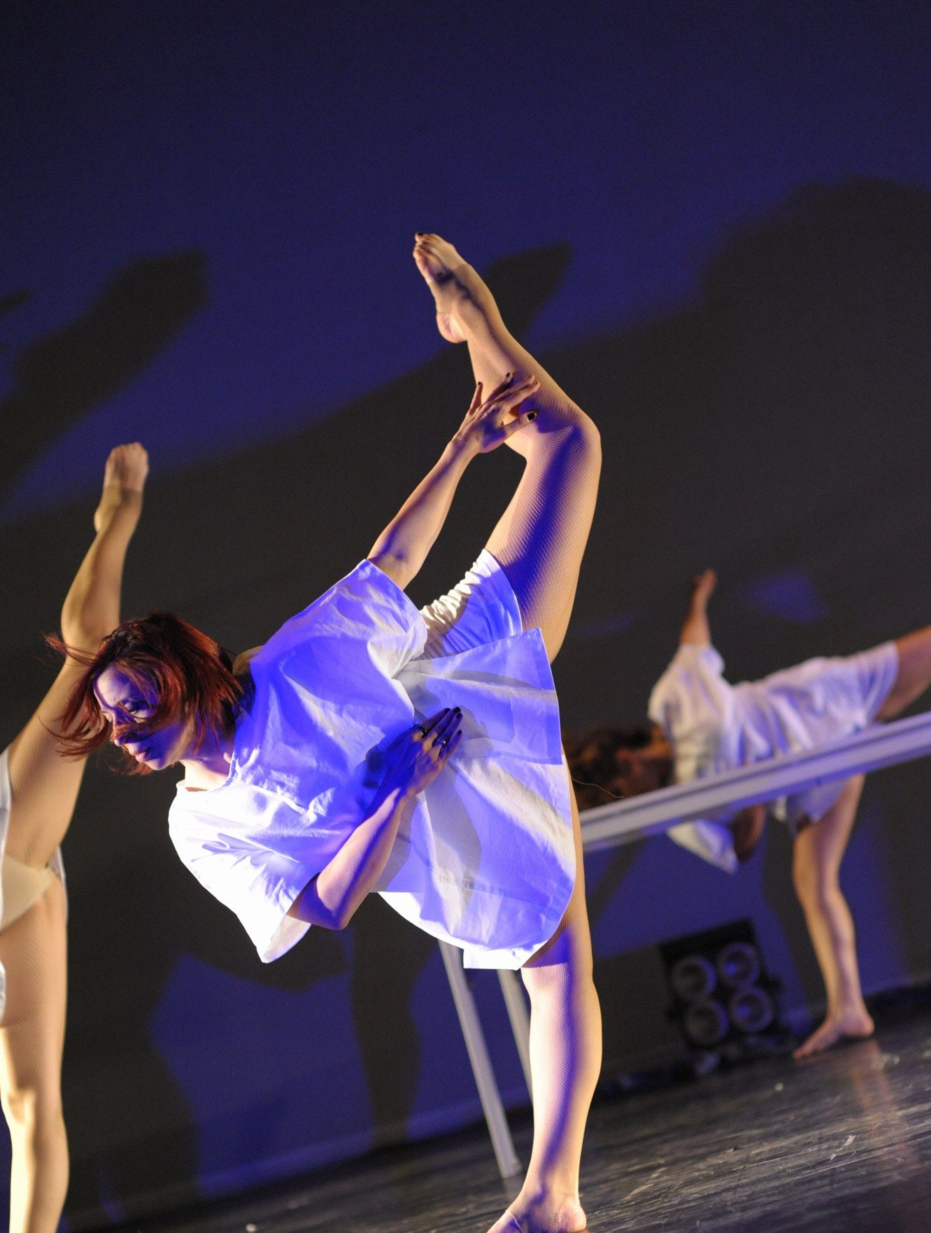 Un paio di persone che fanno acrobazie aeree su un palco