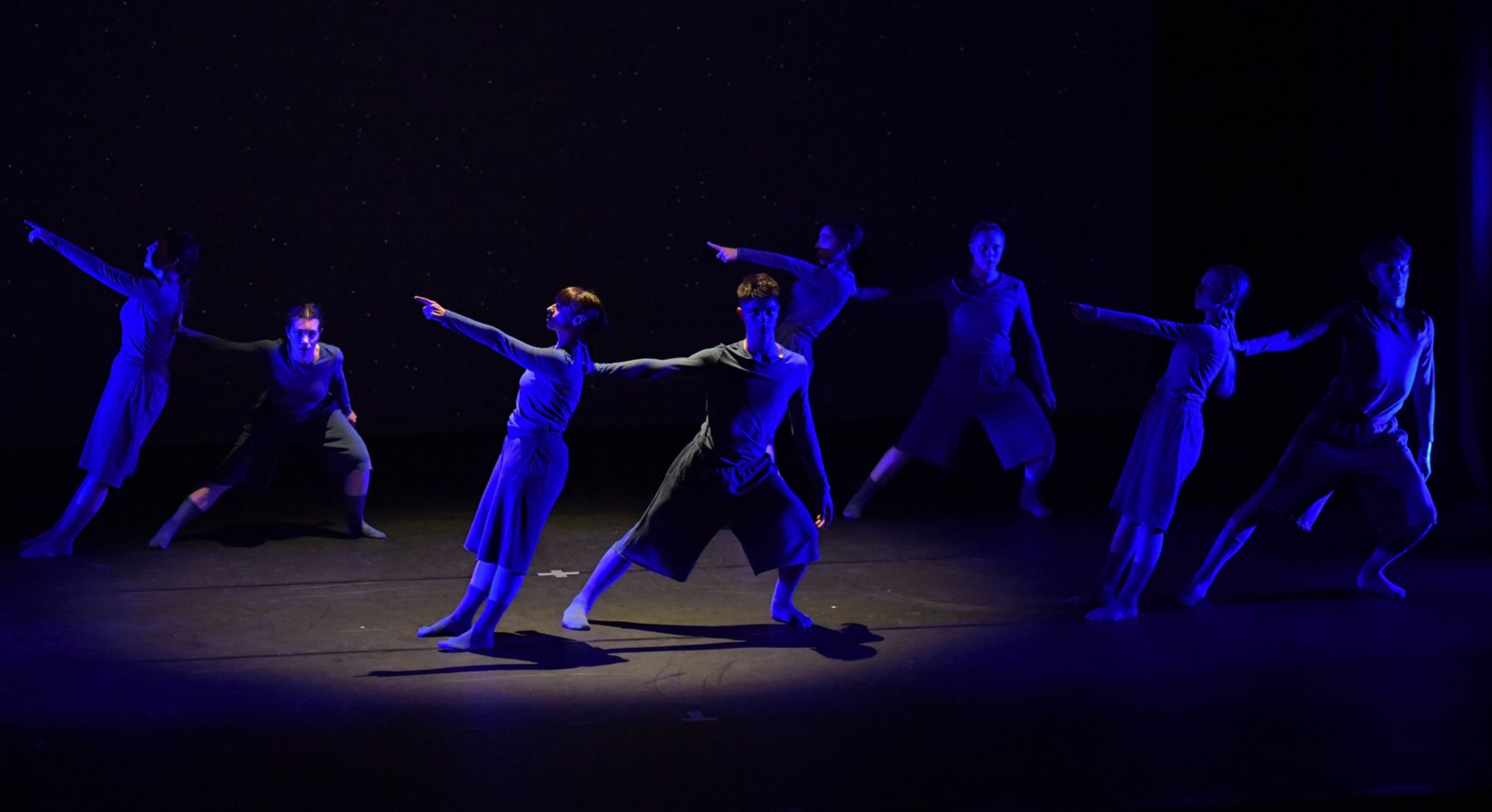 Un gruppo di giovani donne sta eseguendo una danza su un palco.