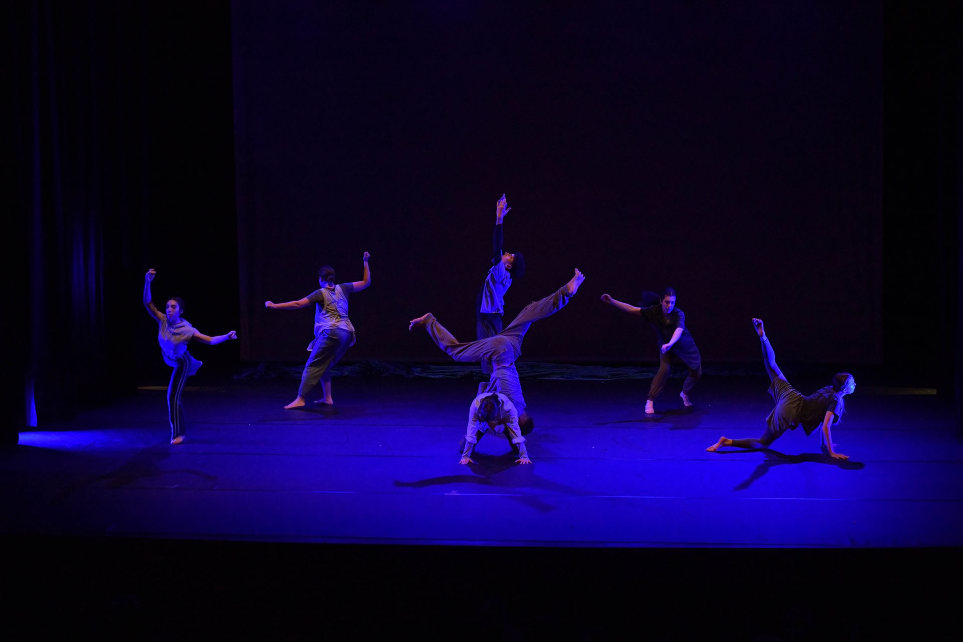 Un paio di persone che fanno acrobazie aeree su un palco