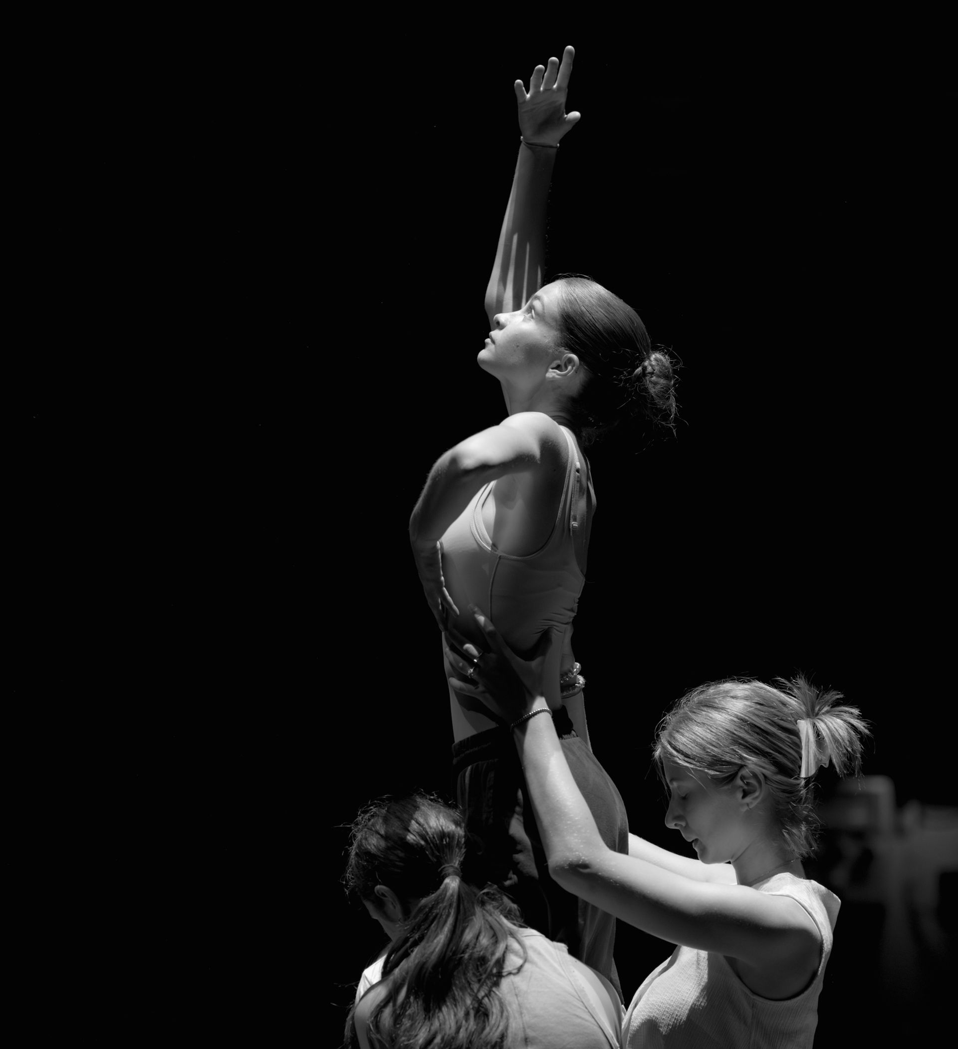 Un paio di persone che fanno acrobazie aeree su un palco