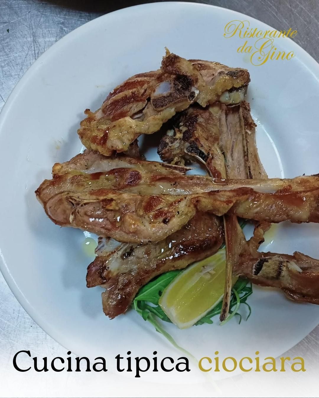 Piatto di carne grigliata con spicchio di limone e scritta “Cucina tipica ciociara”