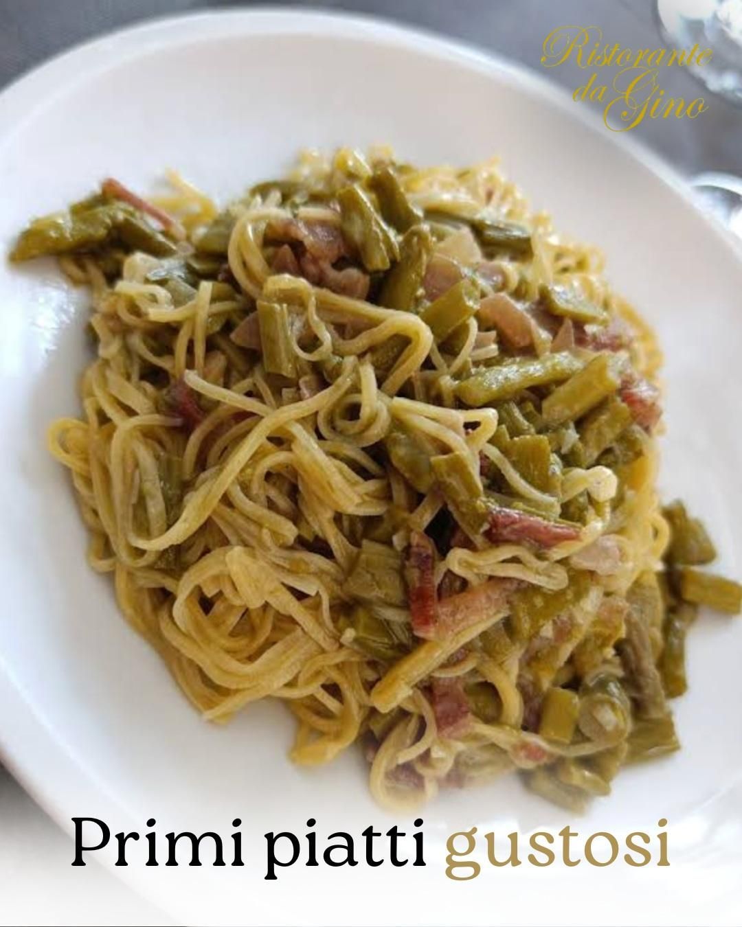 Piatto di pasta con salsa verde e pezzetti di carne su un piatto bianco, con la scritta “Primi piatti gustosi”