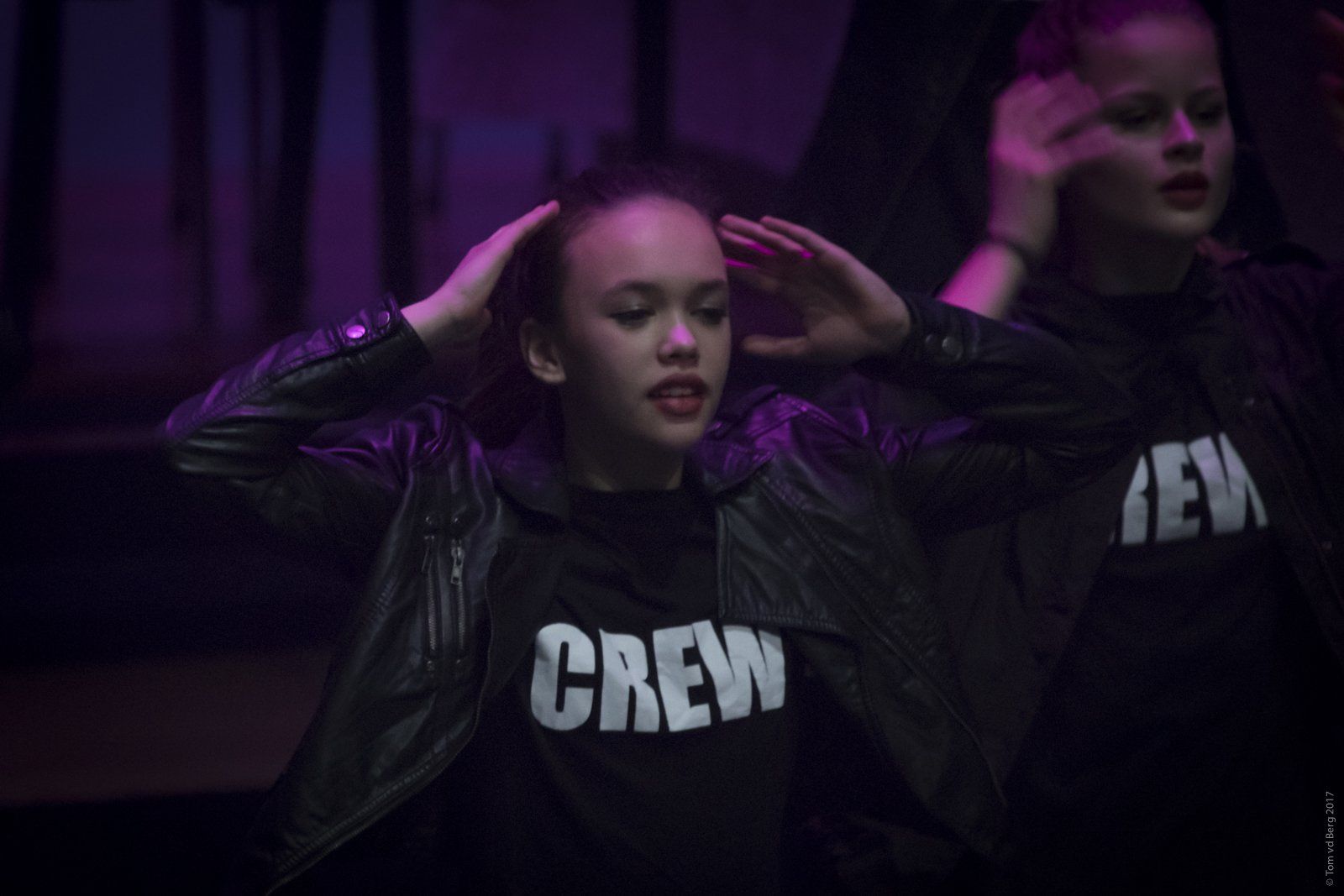 Twee danseressen in zwarte jasjes en 