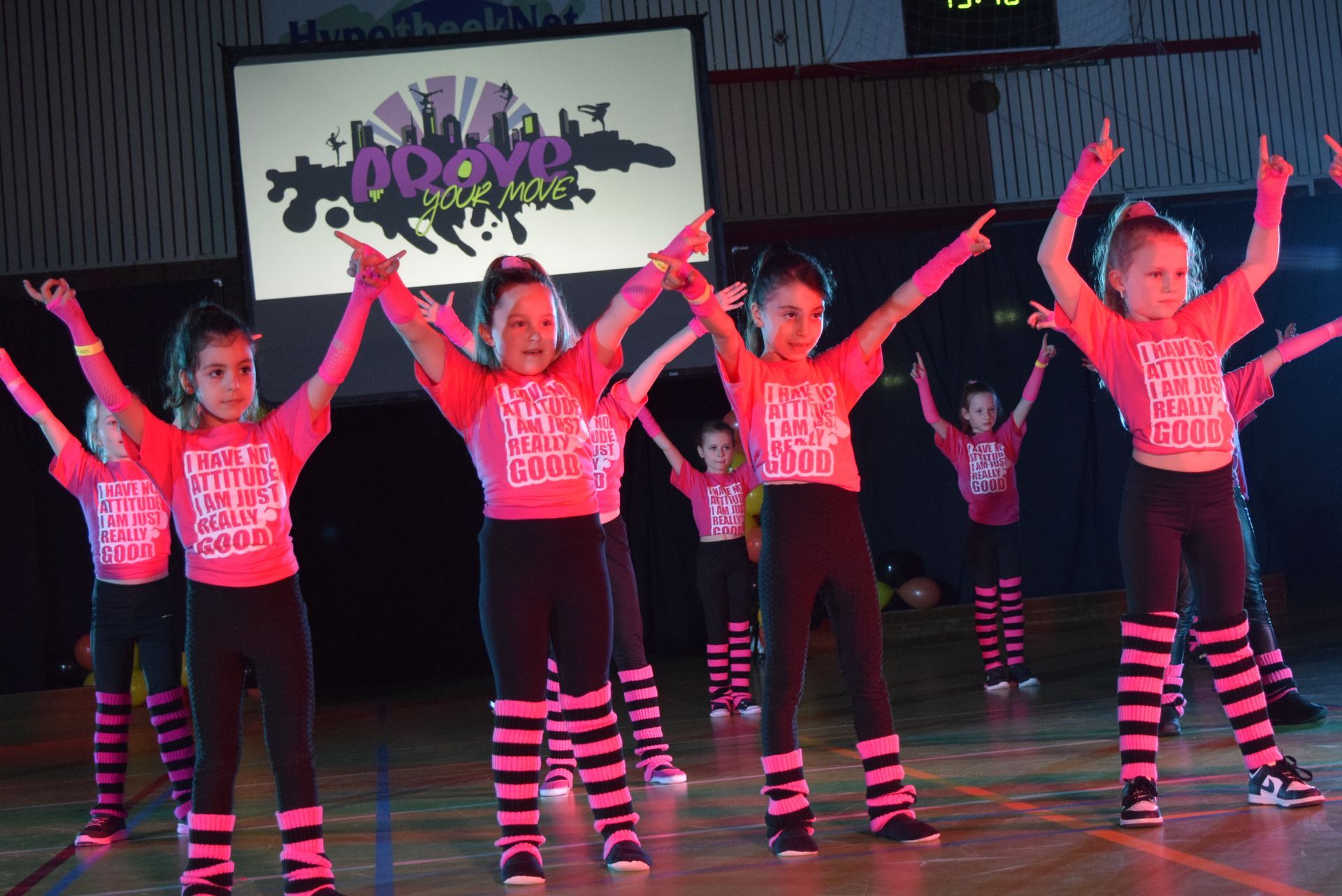 Kinderen iop een podium,tijdens de danswedstrijd Prove your Move 