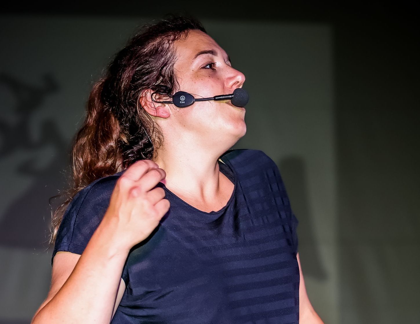 Joyce met headsetmicrofoon