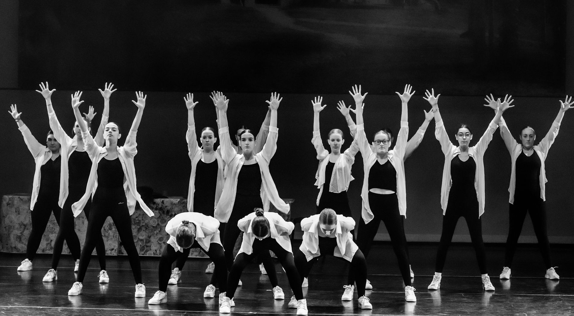 Dansgroep tijdens een optreden in het theater