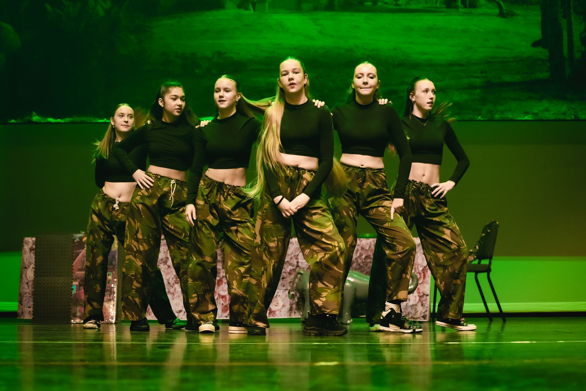 Zes dansers op het podium, 