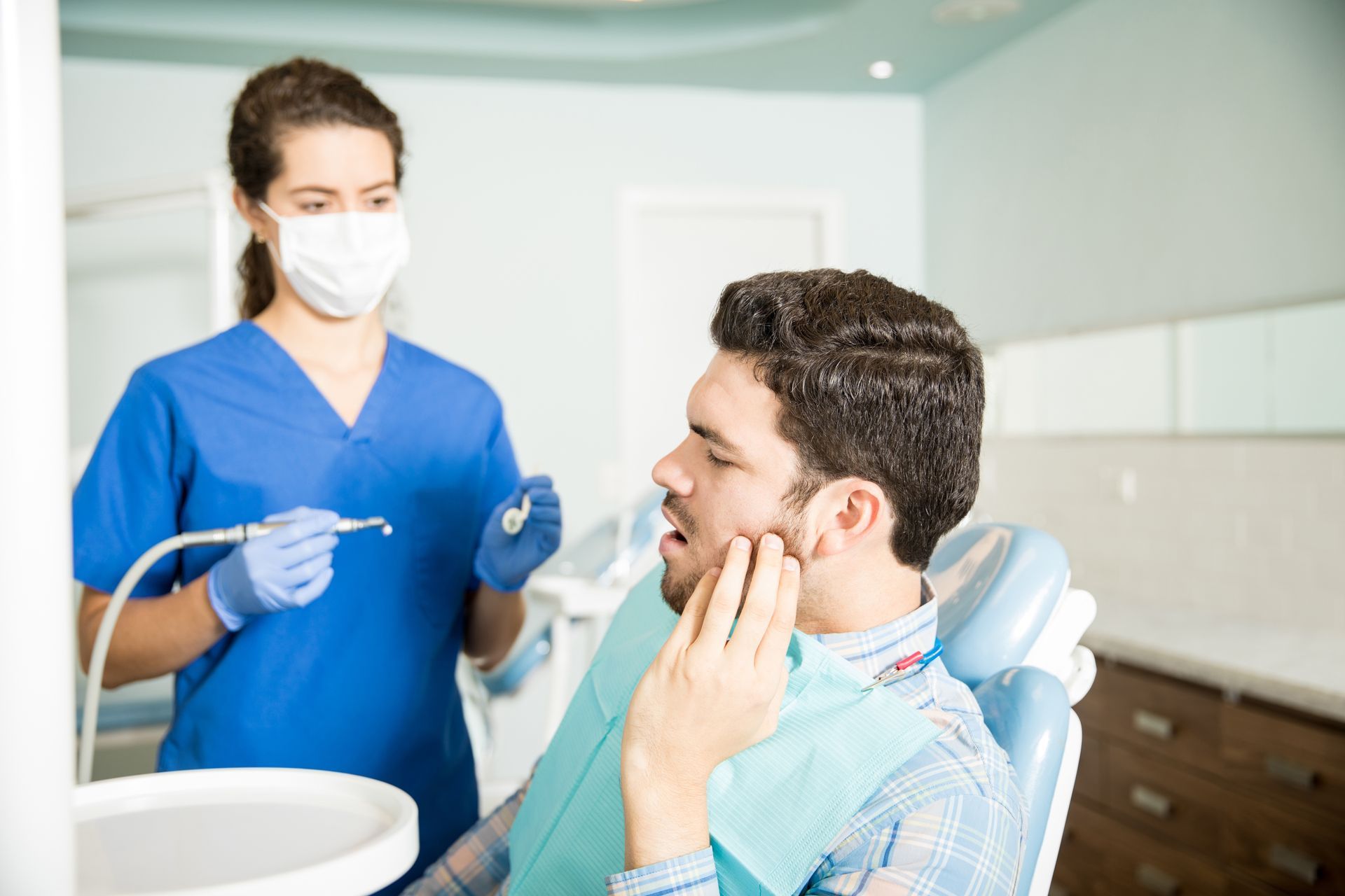 What are the symptoms of TMJ disorder