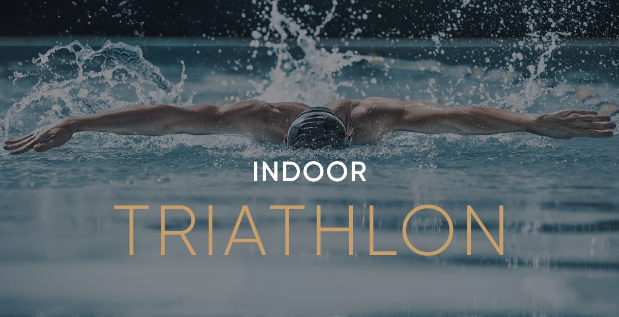 Mężczyzna pływa w krytym basenie triathlonowym.