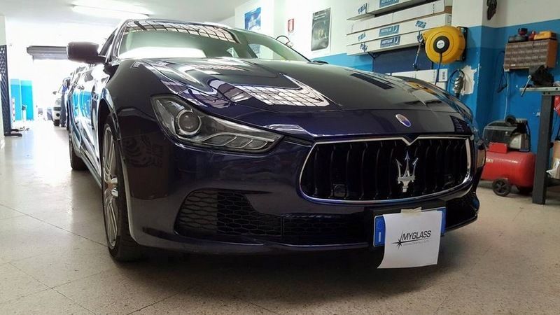 Maserati berlina nera in un garage, vista frontale con griglia a tridente.