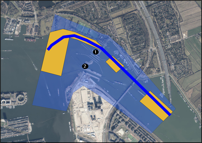 Luchtfoto van een waterkant met blauw gearceerde route en geel gemarkeerde zones boven wegen en water.