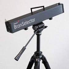BronSelector-lamp op statief met handvat, zwarte rechthoekige studiolamp op witte achtergrond